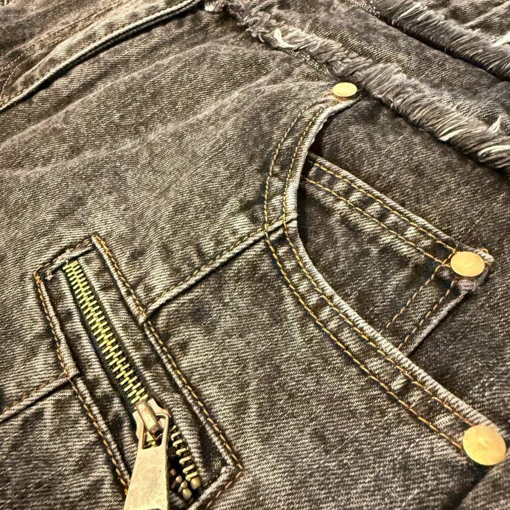 A Black Denim Women Shorts - Picture 4 of 6